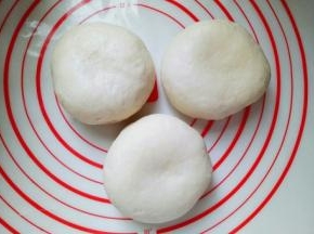 将面团从面包机中取出，分成3等份，揉圆，盖上保鲜膜松弛10分钟。