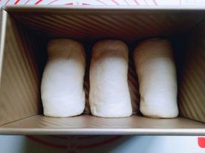 将整形好的吐司胚放入吐司模具中，我的吐司模具是450g的。 放入烤箱进行二次发酵。