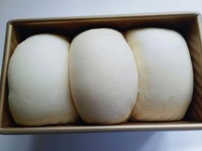 约35分钟左右，二次发酵完成。(发酵的特别好呦) 烤箱180度预热5分钟 将烤网放在底层，把模具放在烤网上，180度烤30-35分钟，喜欢盖上盖子的也可以把模具盖子盖起来烤。