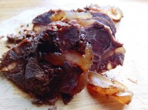 提前酱好的酱牛腱子:切牛腱子: 一定要等牛腱子彻底冷后再切。(最好冷后放入冰箱冷藏2小时以上，再取出来切片) 这样切出来的牛肉菜漂亮。