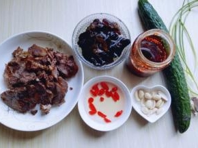 准备好食材，开始凉拌喽～木耳用冷水泡发。