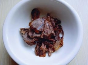 将切好的牛腱子肉放入一个大口的器具中。(可以适当取一个大一点的器具)