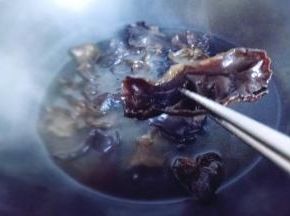 将泡发的木耳焯水，水烧开后将木耳倒入锅中，大火1分钟，捞出过冷水。(这样木耳会很脆)