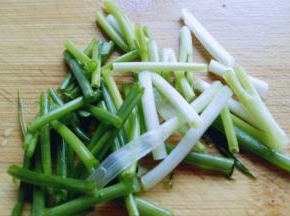 小葱去皮，洗干净，切段。