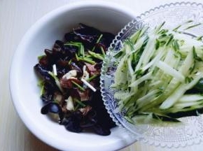 黄瓜洗干净切丝。将切好的黄瓜放入牛肉器具中。