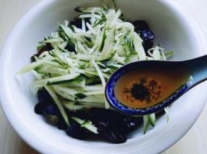 加入凉拌醋。(可以根据个人喜欢，不放也可以