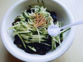 加入十三香，盐。