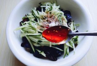 加入油泼辣子。(用红辣椒或者辣椒粉也可以。)