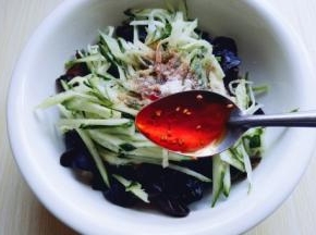 加入油泼辣子。(用红辣椒或者辣椒粉也可以。)