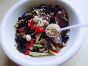 加入熟花生，泡发的枸杞，最后加一勺熟白芝麻，拌均匀即可食用。