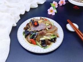 装入盘中，多么美味，营养均衡，有肉，有素(^_^)