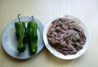 准备好食材: 我买猪肝时让店家帮切好哒！(^_^)
