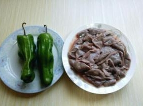 准备好食材: 我买猪肝时让店家帮切好哒！(^_^)