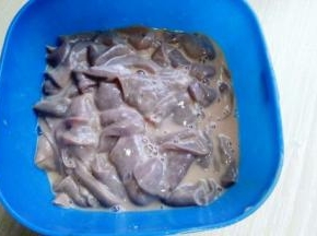 猪肝一定要清洗干净，不然会很腥气，首先冷水泡15分钟，换干净水再泡15分钟。冷水冲洗干净，加入淀粉，用手不停的抓。放入淀粉用手抓过后会有血水出来。