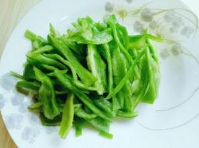 青椒去根，洗干净，去籽切丝备用。