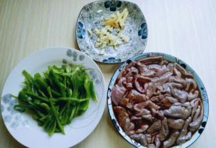 猪肝淋干水份，放入深一点的盘子中，加入料酒，盐，生抽腌制15分钟。姜蒜去皮切丝，准备工作完成。
