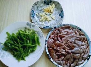 猪肝淋干水份，放入深一点的盘子中，加入料酒，盐，生抽腌制15分钟。姜蒜去皮切丝，准备工作完成。