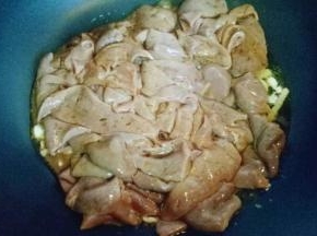 锅中加入油，姜蒜姜煸炒。再加入生抽。