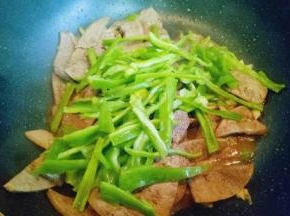 加入切好的青椒，再加入白砂糖，快速翻炒1-2分钟即可。(可以不加，根据个人喜欢)