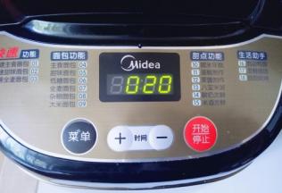 启动面包机自动和面功能，时间设定为20分钟。