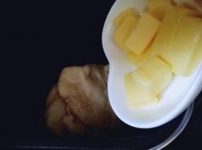 揉面程序20分钟后面团属于扩展阶段，这时加入室温软化的黄油。(室温软化，是软化哈)
继续启动面包机自动和面40分钟。 40分钟结束后，这时面团已经有不容易破的手套膜，进行发酵模式，室温发酵也可以。我是用面包机自动发酵功能一个半小时。