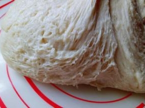 发酵好的面团全是蜂窝眼，如图，取出排气。 现在天气热，室温发酵也可以，不要发酵时间过长，那样做出来的面包会有酸味。小窍门看下面提示: