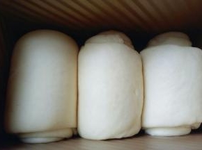 送进烤箱进行二次发酵，40度醒发40分钟。 冬天可以再烤网下面放一碗开水，夏天不用。
二次发酵好的面包卷是原来的2倍大，这时可以进行烘烤了。烤箱180度预热5分钟，1磨具入烤箱中层180度烤30-35分钟。(时间和温度要根据自家的烤箱性能另定) 注意观察颜色，必要时覆盖一张锡纸，吐司磨具盖上盖子烤也可以的。