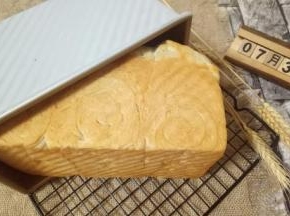 戴上隔热手套取出磨具，立即刷上一层玉米油，这样会更好的锁住面包的水份。