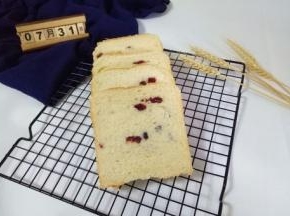 切片，涂上自己喜欢的果酱，美腻(^_^)