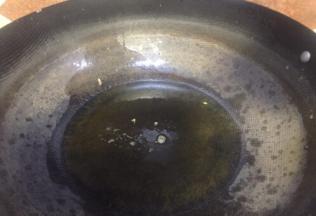 热锅下油放入花椒