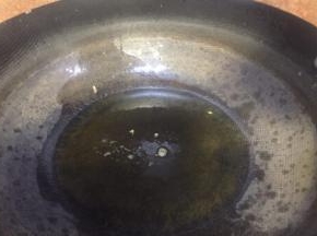 热锅下油放入花椒