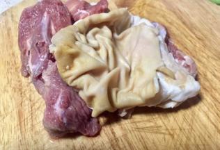 带皮羊肉清水洗净后切肉坨坨