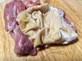 带皮羊肉清水洗净后切肉坨坨