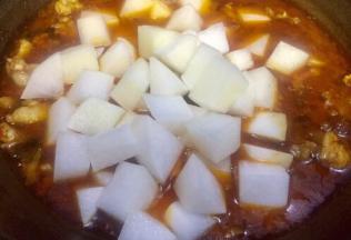 羊肉烧40分钟后，放入白萝卜丁