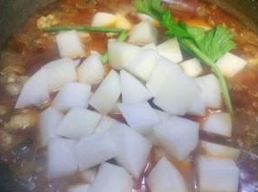 放入大葱芹菜