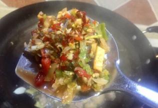 放入泡椒姜末一起炒