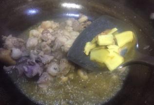 油温7成热将切好的羊肉放入五香，炒制羊肉变色，放入老姜