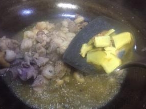 油温7成热将切好的羊肉放入五香，炒制羊肉变色，放入老姜