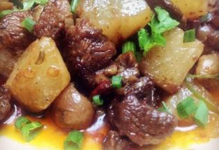 1小时左右后羊肉软硬度达到你喜欢的程度就可以盛出了，如果不合适继续烧制达到你满意为止