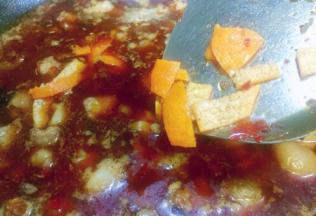 加入适量的水再加橘子皮一起加盖小火烧