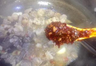 放入豆瓣酱和老抽一起炒