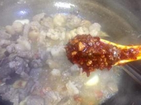 放入豆瓣酱和老抽一起炒