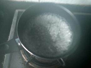 锅内放水，烧开后放入西米。