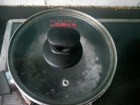 盖上锅盖，小火煮，并不时的用勺搅拌一下。