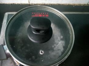 盖上锅盖，小火煮，并不时的用勺搅拌一下。