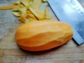 木瓜去籽去皮。