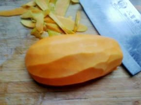 木瓜去籽去皮。