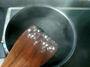 西米大概煮15--20分钟的样子，里面有小白点的时候关火。