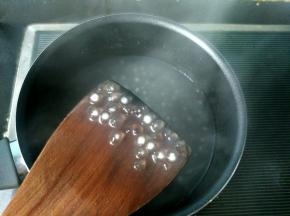 西米大概煮15--20分钟的样子，里面有小白点的时候关火。