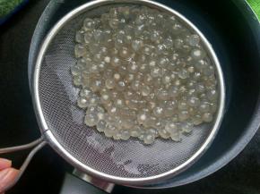 将西米捞出过凉水。